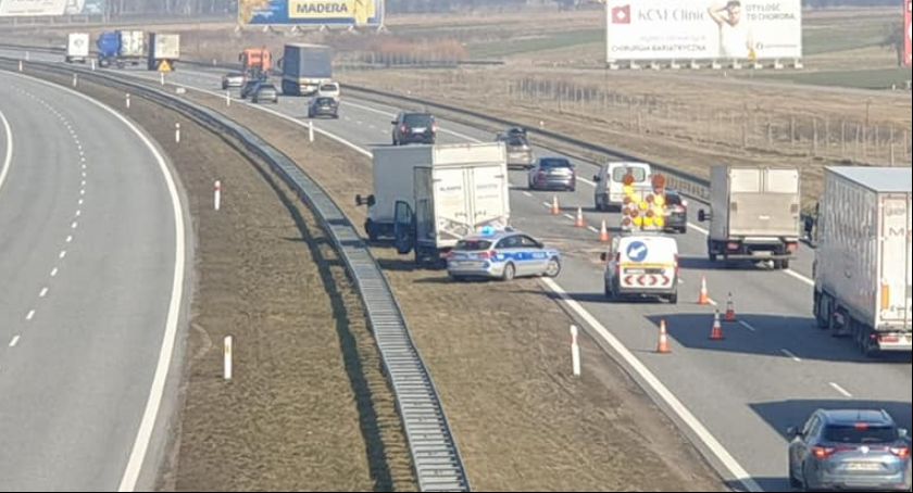 Kolizja trzech samochodów na A2. Winna jazda na zderzaku 