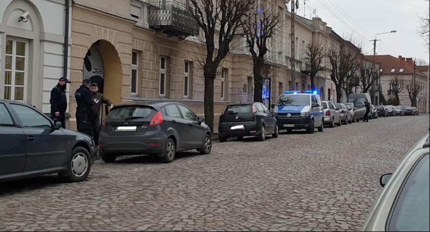 Kolizja na ul. Podrzecznej. Sprawca odjechał z miejsca zdarzenia