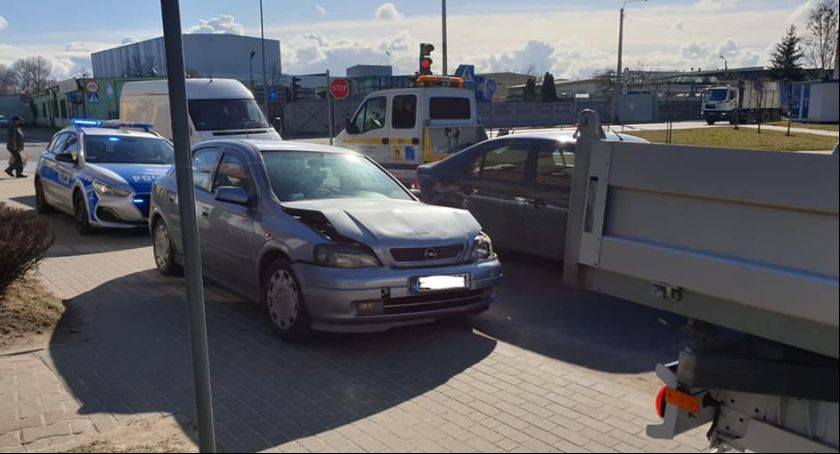 Wypadek na skrzyżowaniu przy galerii Stop Shop