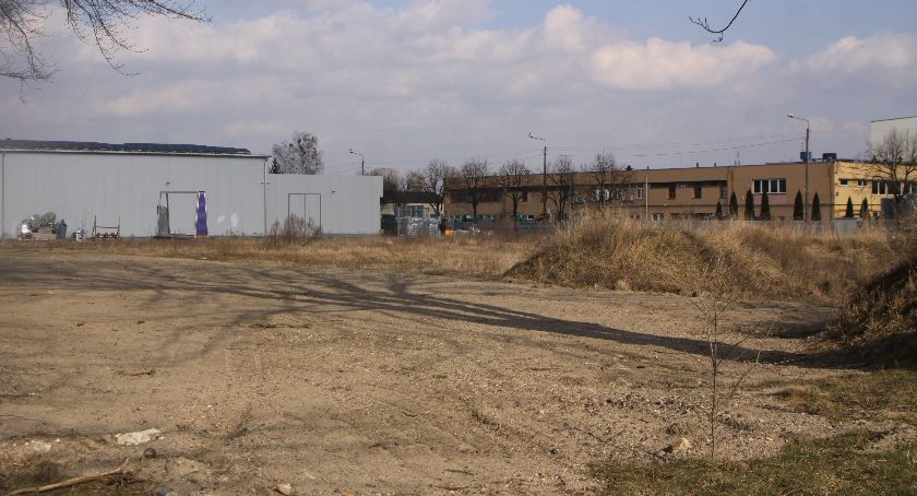 Łowicz. W pobliżu centrum handlowego powstaną nowe sklepy