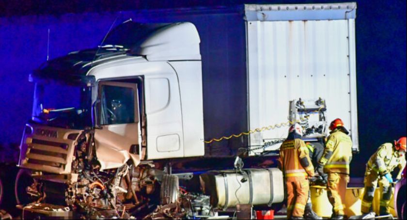 Śmiertelny wypadek pod Kutnem. Kierowca audi wjechał na autostradę A1 pod prąd i zderzył się z ciężarówką (Foto) 