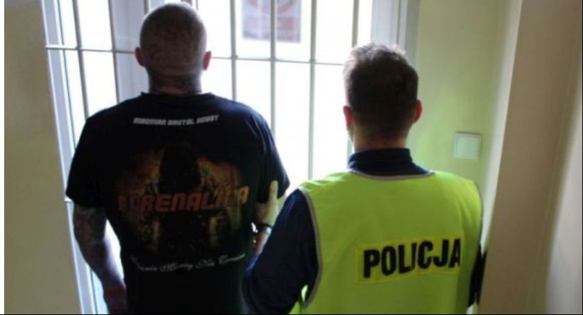 Złodzieje byli pierwsi. Ukradli uszkodzonego mercedesa zanim przyjechała po niego laweta