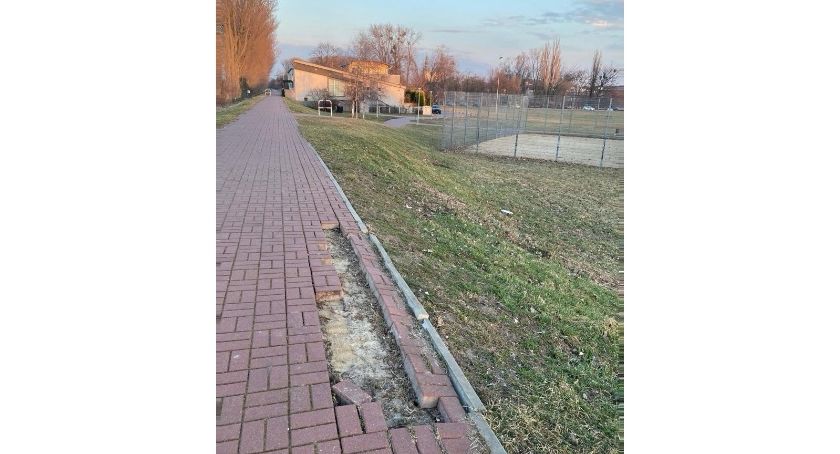Ktoś zaczął rozbierać chodnik na łowickim wale! Mogło dojść do tragedii!