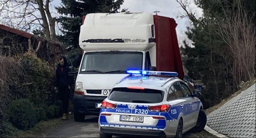 Łowicz. Dziś ponownie auto utknęło w tunelu w ul. Arkadyjskiej! (FOTO)
