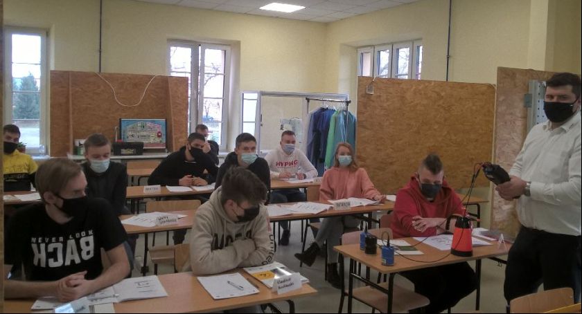 W ZSP nr 1 w Łowiczu uczniowie przechodzą szkolenie od stażysty do specjalisty (FOTO)