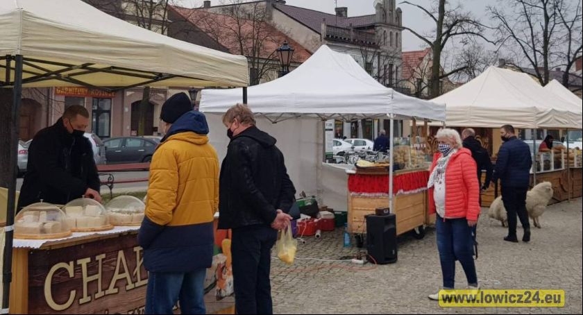 Łowicz. Stoiska rozstawione, trwa Kiermasz Wielkanocny (FOTO i VIDEO)