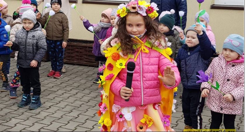 Dzieci z przedszkola Pod Tęczą powitały wiosnę (DUŻO ZDJĘĆ i VIDEO)