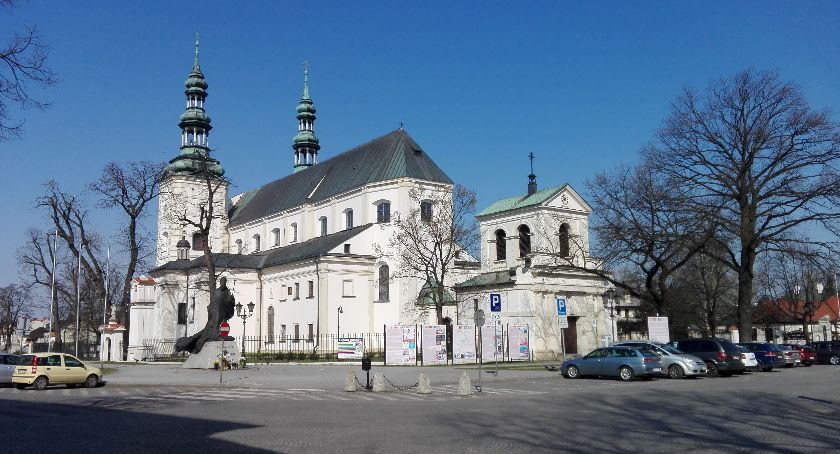 Triduum Paschalne i Wielkanoc w Łowiczu. Porządek Mszy św., transmisje on-line