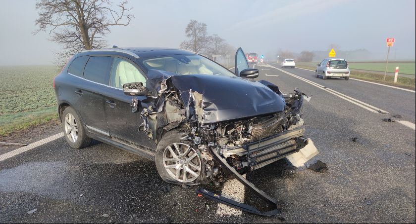 Niedźwiada. Kolizja koparki z volvo
