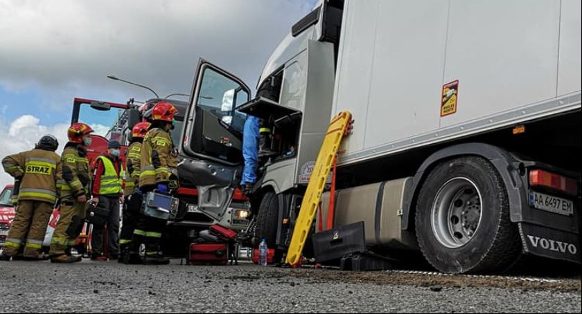 Wypadek na A2 (węzeł Łowicz)! Zasłabł kierowca ciężarówki! Autostrada zablokowana! (Foto)