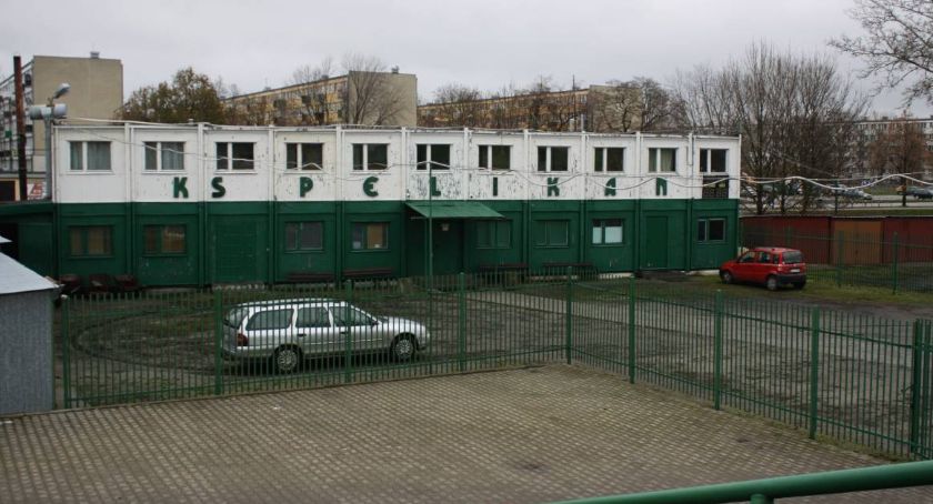 Łowicz. Miasto tnie wydatki na budowę zaplecza stadionu przy ul. Starzyńskiego