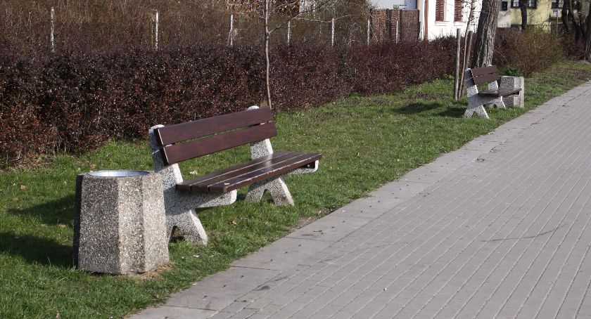 Naprawiono ławki na skwerze w Łowiczu. Czy plac doczeka się oświetlenia?