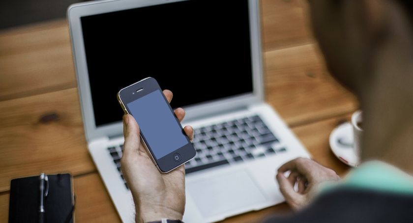 Internetowi oszuści nie próżnują. Jak wyłudzają dane od użytkowników OLX i WhatsApp?