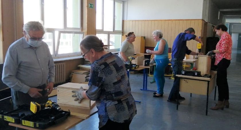 Seniorzy montują budki lęgowe w ramach projektu ZHP