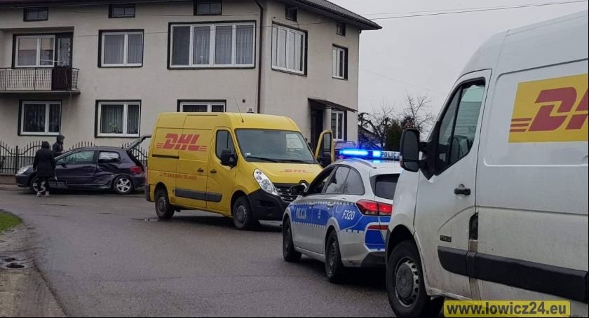 Ostrów gm. Łowicz. Kolizja samochodu kurierskiego z osobówką (Foto)