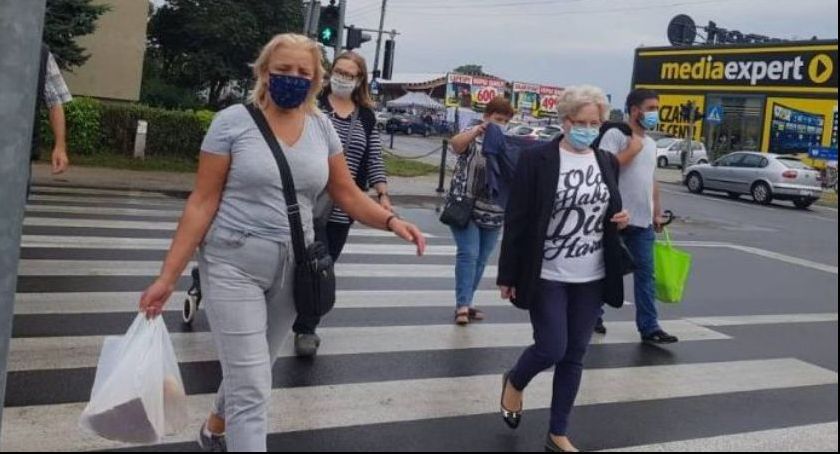 Wiemy ile mandatów nałożyła łowicka policja za brak maseczki w miniony weekend