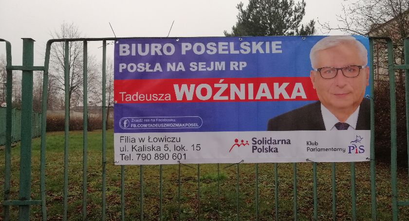 Łowicz. Atak na biuro poselskie posła Tadeusza Woźniaka. Skradziono baner