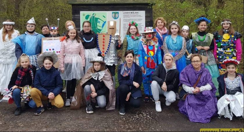 SP 2 w Łowiczu. Ekologiczny pokaz mody z okazji Światowego Dnia Ziemi (Foto i Video)