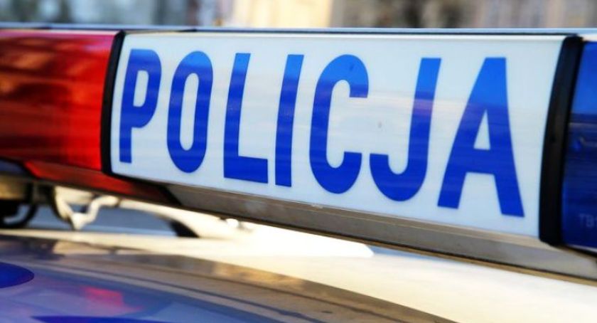 Kolizja dwóch pojazdów w Bełchowie w trakcie wyprzedzania