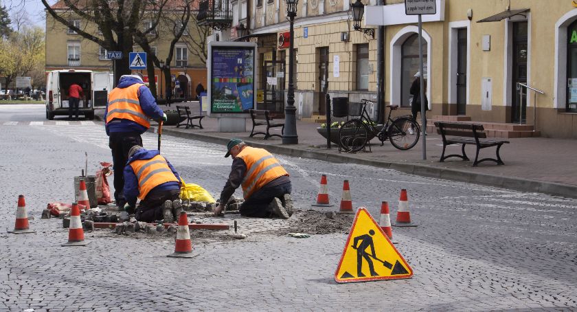 Łowicz. Naprawiają nawierzchnię w centrum miasta