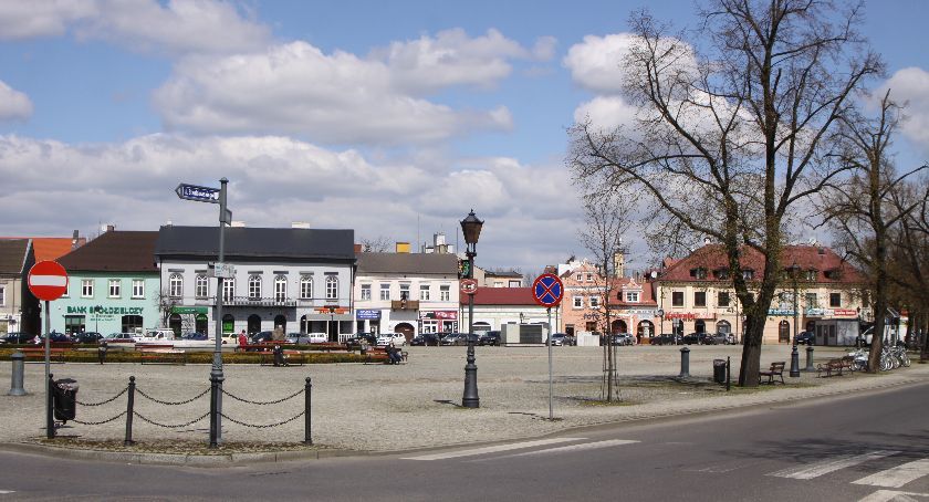 Nowy Rynek w Łowiczu. Czy przybędzie na nim zieleni?