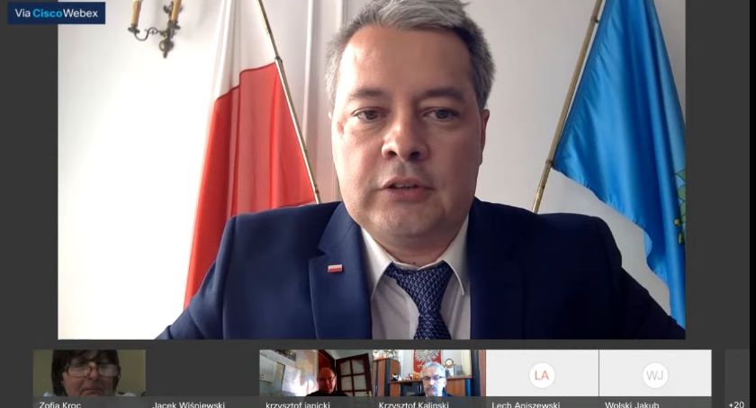 Łowicz. Koniec ze zdalnymi sesjami rady miasta?