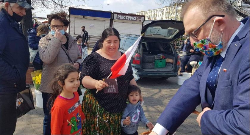 Starosta, na targowisku miejskim, rozdał 200. flag z okazji Dnia Flagi Rzeczypospolitej Polskiej (Foto i Video)