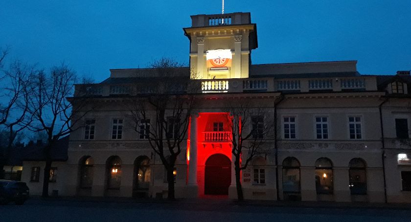 Łowicz. Ratusz i starostwo w biało-czerwonych barwach