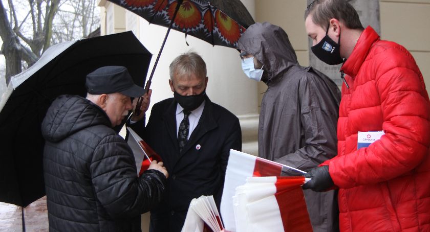 Dzień Flagi RP w Łowiczu. Burmistrz rozdaje flagi i chorągiewki