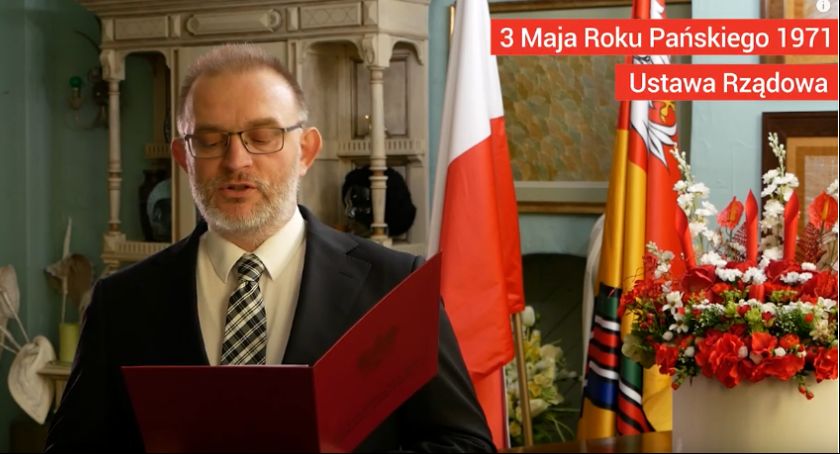 Starosta Marcin Kosiorek wspólnie z radnymi czytają Konstytucję 3 Maja (Video)