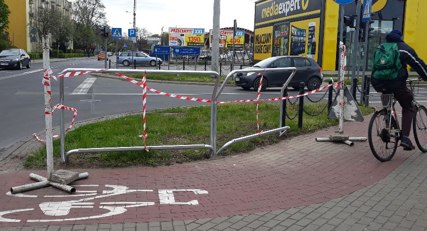 W Łowiczu przy skrzyżowaniu zamontowano podpórki dla rowerzystów (ZDJĘCIA, VIDEO)