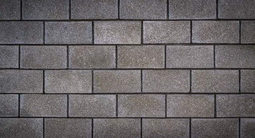 Bloczki betonowe komórkowe czy gipsowe – z jakich materiałów postawić ścianki działowe?