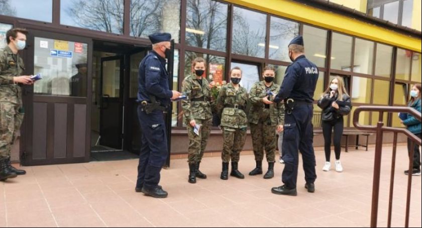 Łowiccy dzielnicowi promowali służbę w Policji wśród maturzystów