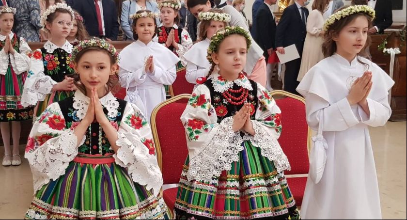 Bazylika Katedralna w Łowiczu. Dzieci z Pijarskiej Szkoły przystąpiły do sakramentu I Komunii Świętej (Foto i Video)