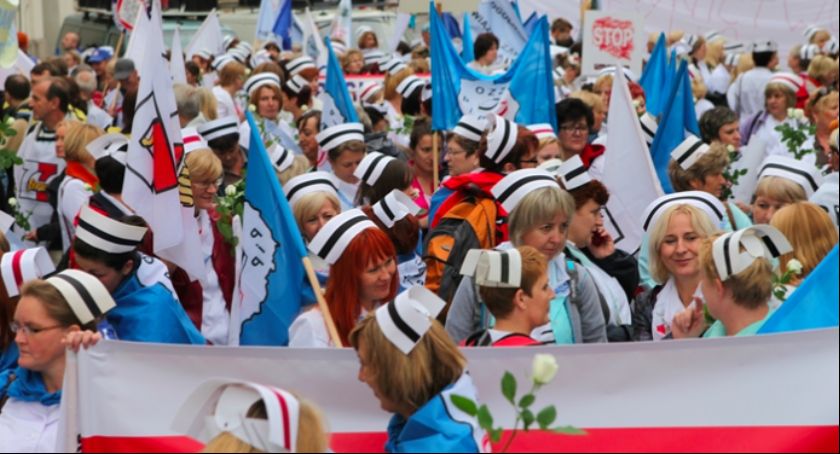 Pielęgniarki z łowickiego szpitala protestowały dziś przed Sejmem. Domagają się zwiększenia płac i kadr