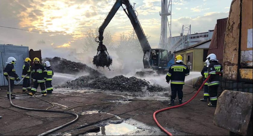 Pożar na ul. Katarzynów w Łowiczu. Paliły się pozostałości złomu po rozbiórce pojazdów