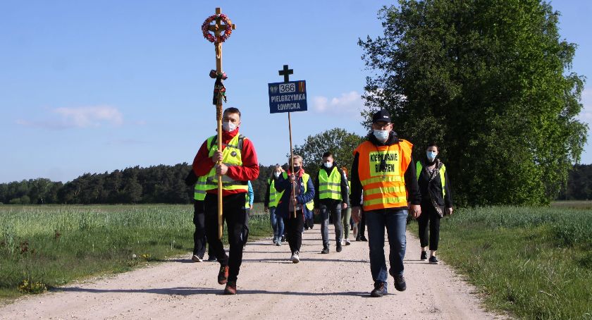 366. Łowicka Piesza Pielgrzymka na Jasną Górę. Jaskółka już na pątniczym szlaku (ZDJĘCIA, VIDEO)