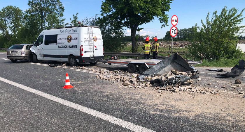 Zderzenie busa i samochodu osobowego w Niedźwiadzie [AKTUALIZACJA]