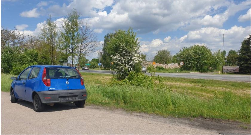 Wydobyto z rowu, porzucone niebieskie punto! Policja ustala właściciela