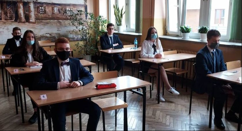 Egzamin ósmoklasisty 2021. Dziś uczniowie SP nr 2 piszą język polski (Foto)