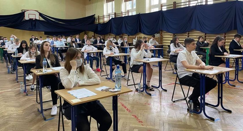 Egzamin ósmoklasisty w SP nr 1 w Łowiczu (ZDJĘCIA)