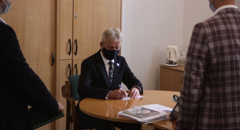 Obwodnica Łowicza. Burmistrz wprowadzał w błąd rozdając stare formularze?