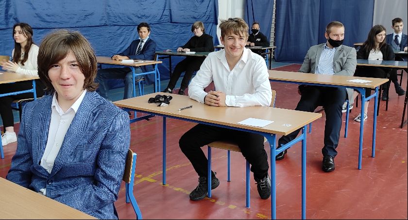 Drugi dzień egzaminu ósmoklasisty. Sprawdzian z matematyki piszą uczniowie SP nr 7 w Łowiczu (Foto)