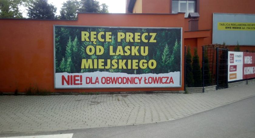Ręce precz od Lasku Miejskiego. W Łowiczu pojawiły się bilbordy przeciwników obwodnicy (ZDJĘCIA)
