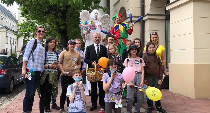Dzień Dziecka - szczudlarze na ulicach Łowicza (Foto, Video)