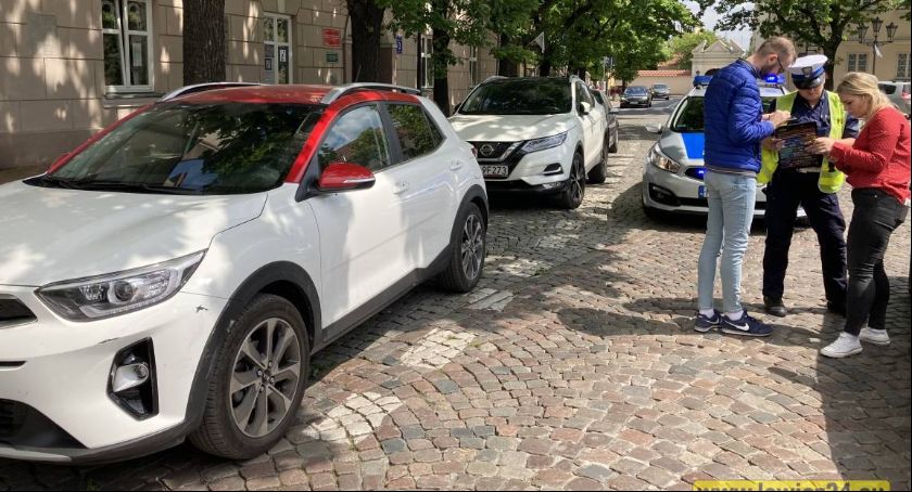 Łowicz. Uszkodził zaparkowany samochód i uciekł (Foto)