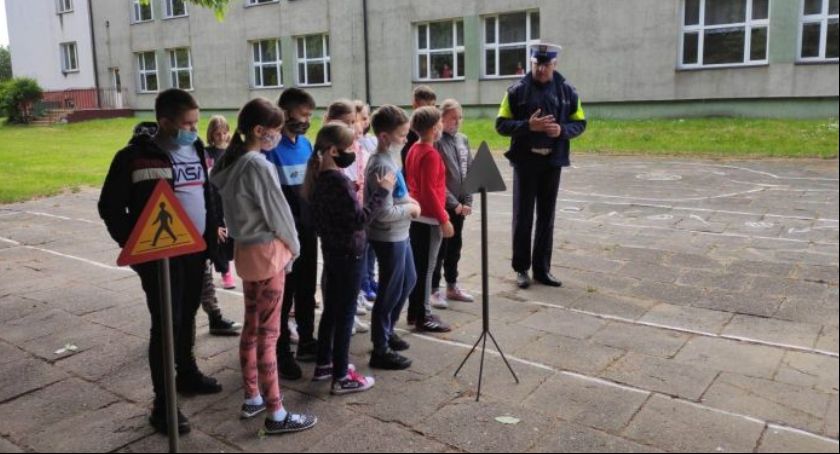 Szkoła Podstawowa w Kiernozi. Egzamin na kartę rowerową z łowicką drogówką