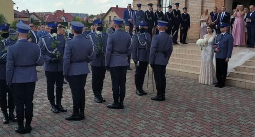Łowicz. Policyjna asysta honorowa na wyjątkowym ślubie Darii i Patryka