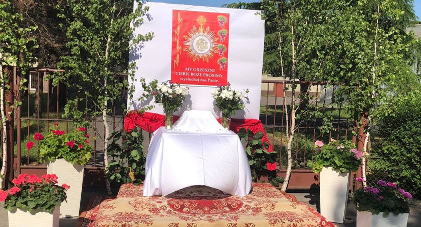 Łowicz. Ołtarze przygotowane na niedzielne procesje (Foto)