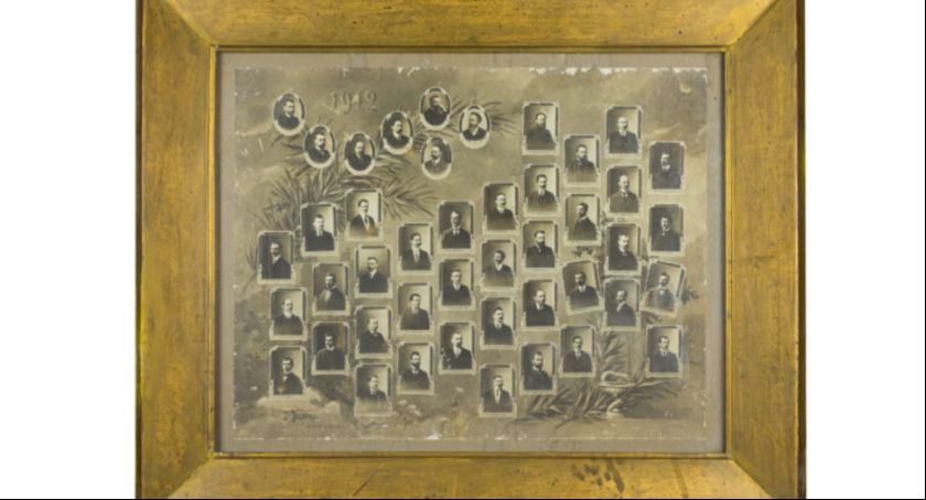 Zabytkowy tableau z założycielem łowickiej apteki, Feliksem Tylmanem, trafił do muzeum
